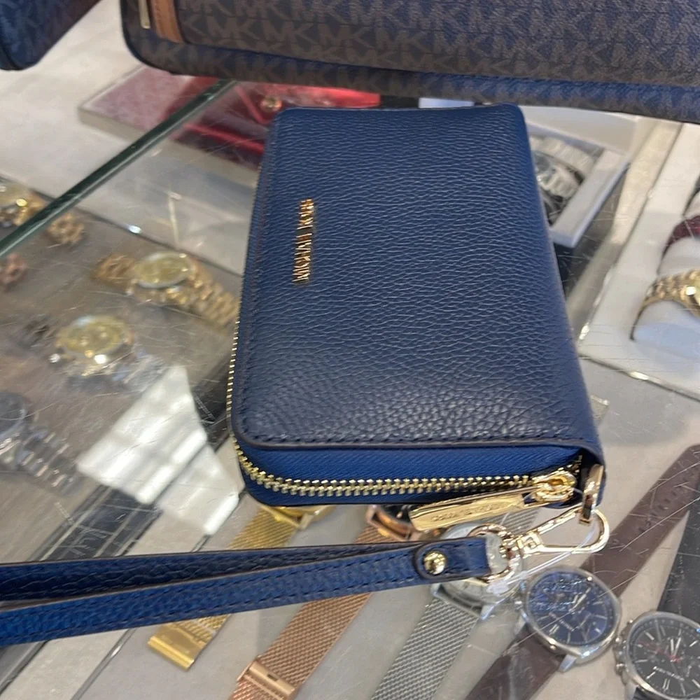 MICHAEL KORS LARGE FLAT MULTIFUNCTION PHONE CASE WALLET WRISTLET  NAVY COLOR NWT